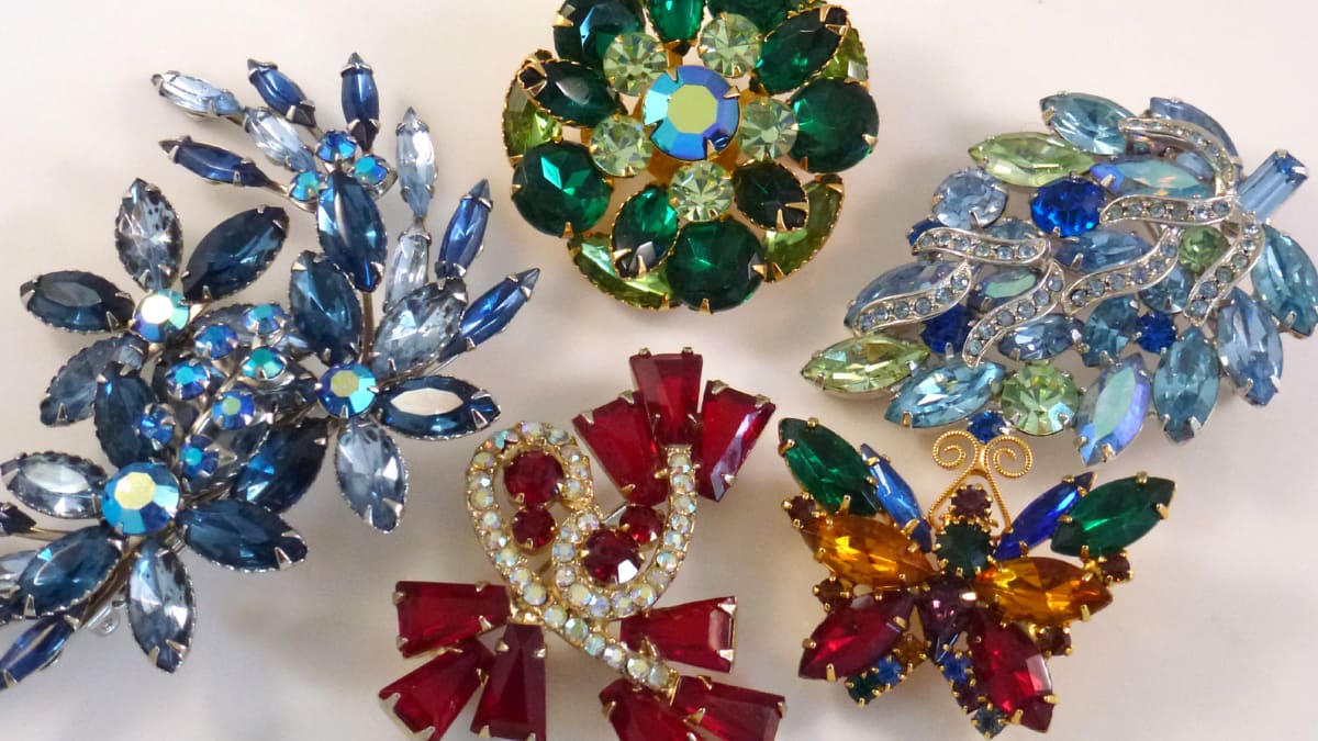 Vintage plastic sale jewelry types