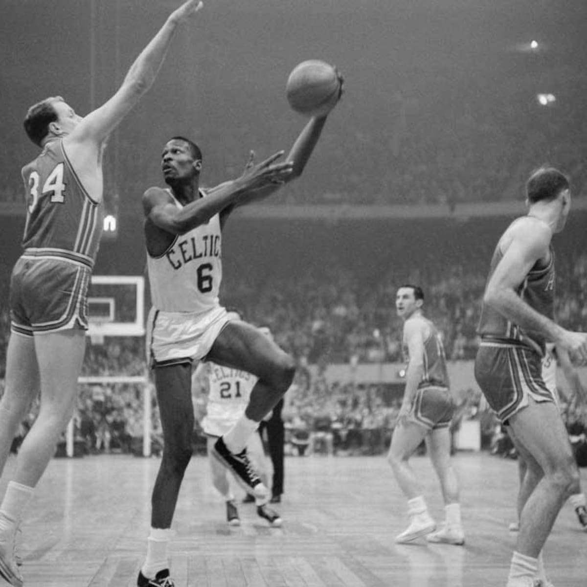NBA Great Bill Russell's 1957 Rookie Card Nets $660,000 - Antique