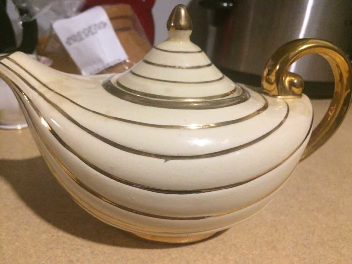 https://www.antiquetrader.com/.image/ar_4:3%2Cc_fill%2Ccs_srgb%2Cfl_progressive%2Cq_auto:good%2Cw_1200/MTk5NjIwODUzMjU0NTk2MjI0/aladdins-teapot-web.jpg